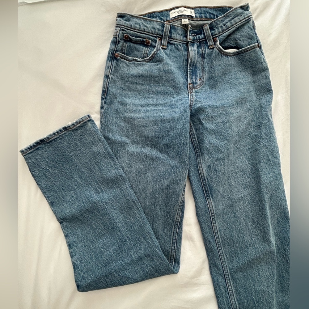 NEW- without tags Abercrombie Curve Love Mid Rise 90s Straight Jean